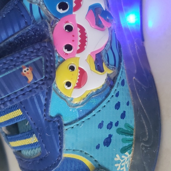 Baby Shark light up sneakers - Picture 2 of 3